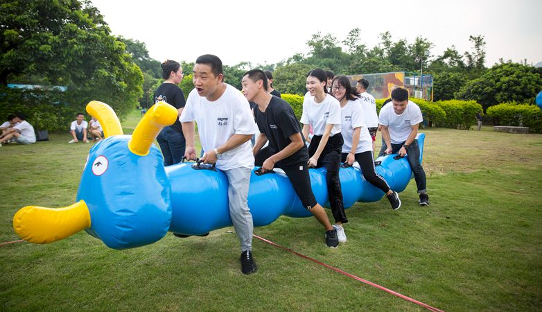 智尚團(tuán)建公司與浪尖游艇會簽署合
